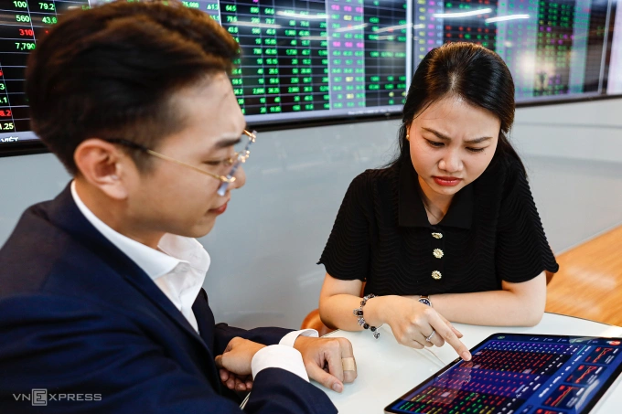 Nhà đầu tư đang theo dõi bảng điện tại một công ty chứng khoán ở quận 1 (TP HCM), tháng 10/2024. Ảnh: An Khương