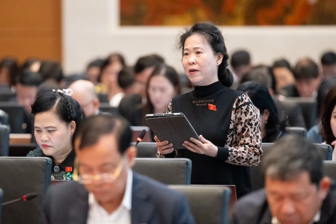 Bà Tô Ái Vang, Phó đoàn tỉnh Sóc Trăng phát biểu tại hội nghị, ngày 26/3. Ảnh: Media Quốc hội